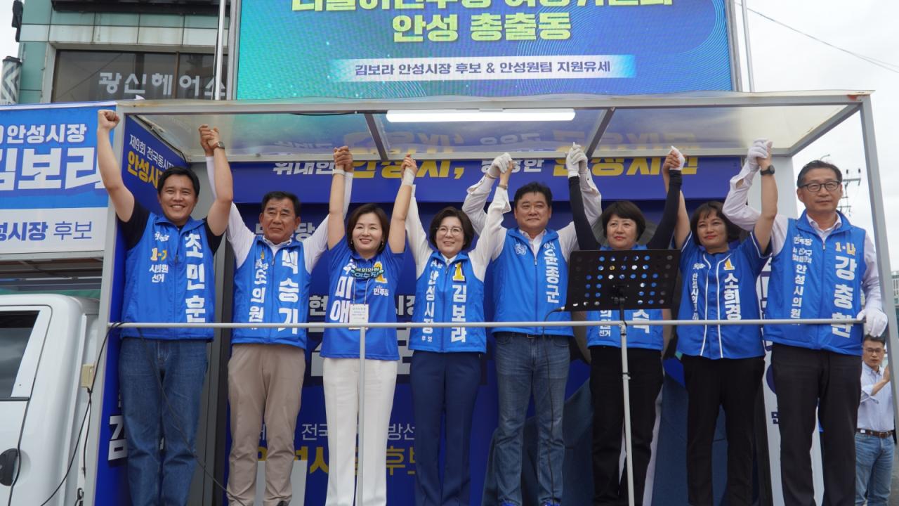 -김보라 안성시장 후보(왼쪽 네번째)와 안성 지역에 출마한 민주당 후보단이 유세차에서 지지를 호소하고 있다. (사진 = 김보라 선거사무소)