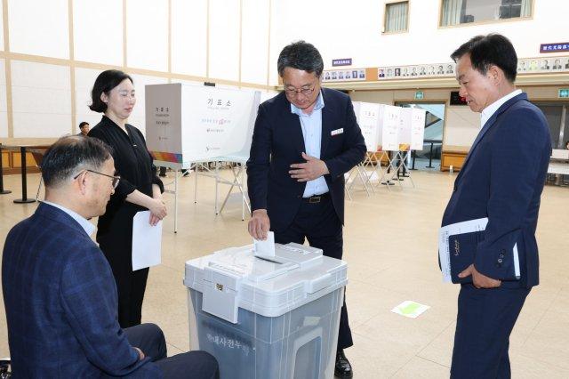 -김정완 광양시장 권한대행 사전투표소에서 모의 투표 직접 점검하고 있다 (사진 = 광양시청)