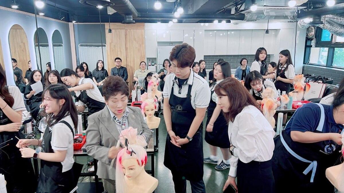 -명장과 함께 하는 K뷰티 캡스톤디자인 수업 모습. (사진 = 경기도교육청)