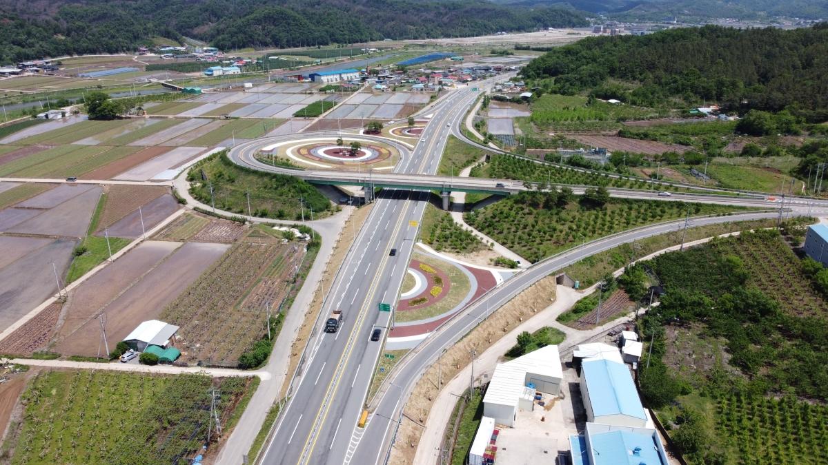 -의성군은 대구경북 신공항의 관문 도로 역할을 할 국도 5호선 일원에 도비 전환사업비 4억 3천만 원을 투입해 ‘신공항 관문도로 명품 가로경관 조성사업’을 완료했다고 밝혔다. (사진