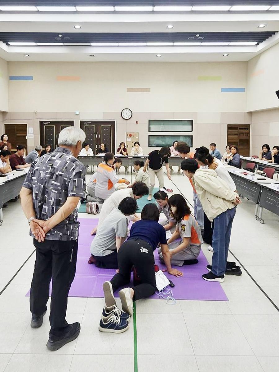 -27일 의왕시 청계동주민센터에서 ‘심폐소생술 교육’이 진행되고 있다. (사진 = 의왕시)