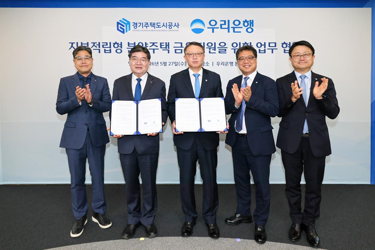 -GH가 5월 28일 서울 중구 우리은행 본점에서 ‘지분적립형 분양주택 금융지원 업무협약’을 체결하고 기념촬영을 하고 있다. 사진 왼쪽 두번째 김용진 GH 사장, 정진완 우리은행장.