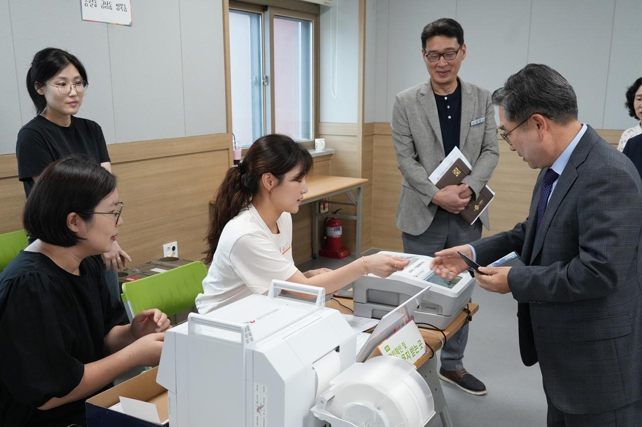 -강상구 나주시장 권한대행이 송월동 행정복지센터에 마련된 사전투표소를 찾아 모의시험에 참여하는 등 현장 점검을 진행하고 있다. (사진 = 나주시)