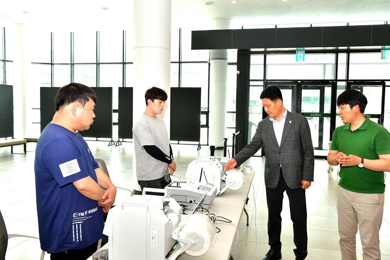 -이정국 담양군수 권한대행이 지난 27일 담양읍 사전투표 모의시험 현장을 찾아 장비 운영 상태를 점검하고 있다. (사진 = 담양군)