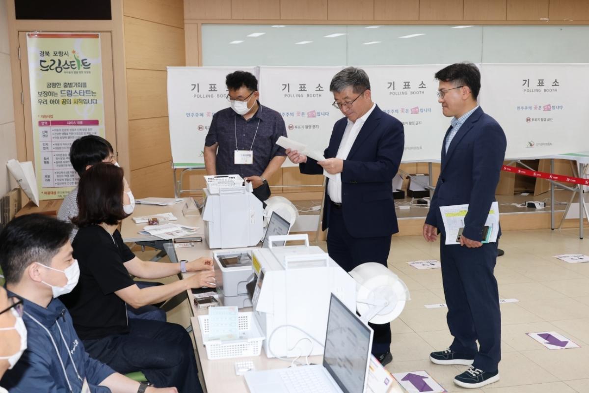 -장상길 포항시장 권한대행은 대이동 사전투표소(포항시의회 지하 1층 드림스타트 회의실)를 직접 방문해 현장을 살폈다. (사진 = 포항시)