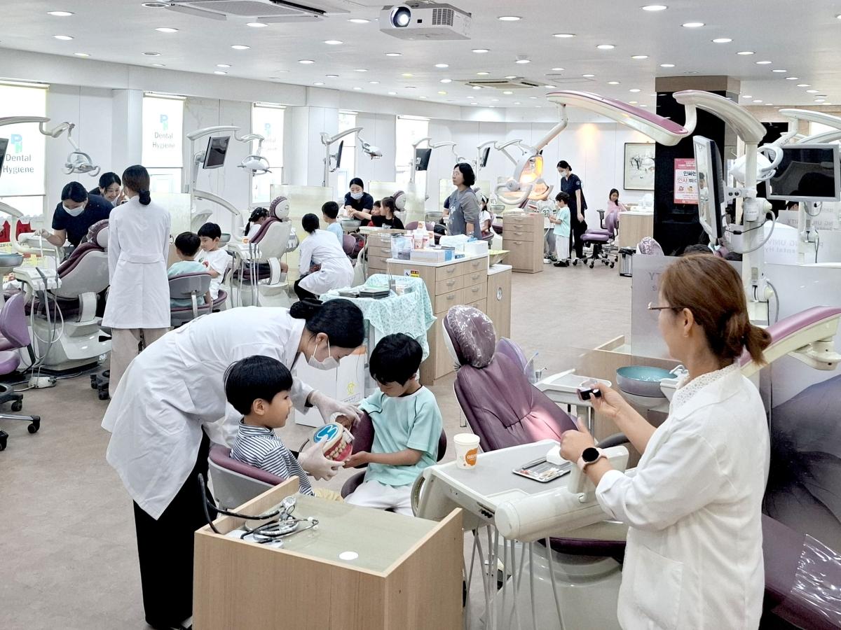 -포항대학교 치위생과는 구강보건의 날을 맞아 지난 26일 포항대학교 부속유치원 원아 100여 명을 초청해 치위생과 방문 체험활동을 운영했다. (사진 = 포항대학교)