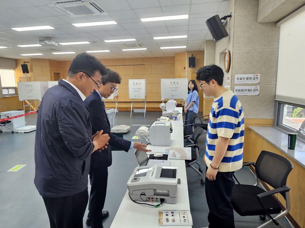 -배용수 안동시장 권한대행 사전투표소 현장 점검, 29일~30일 전국동시지방선거 사전투표 앞두고 직접 현장 점검, 소중한 투표권을 행사하는 데 불편 없도록 철저한 준비 당부 (사진