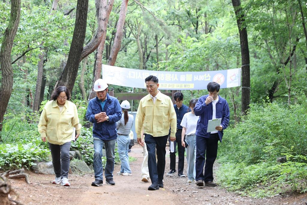-이계삼 안양시장 권한대행(부시장)과 시 관계자, 안전관리자문단 등이 28일 관악산산림욕장에서 유아숲체험원으로 이동하며 안전점검 상황을 보고받고 있다. (사진 = 안양시)