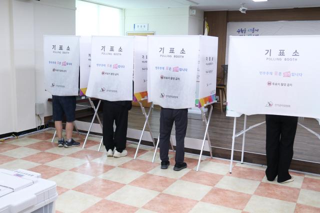 [NSP NEWS Image]제9회 전국동시지방선거 첫날 수원시 사전투표소 차분히 진행중