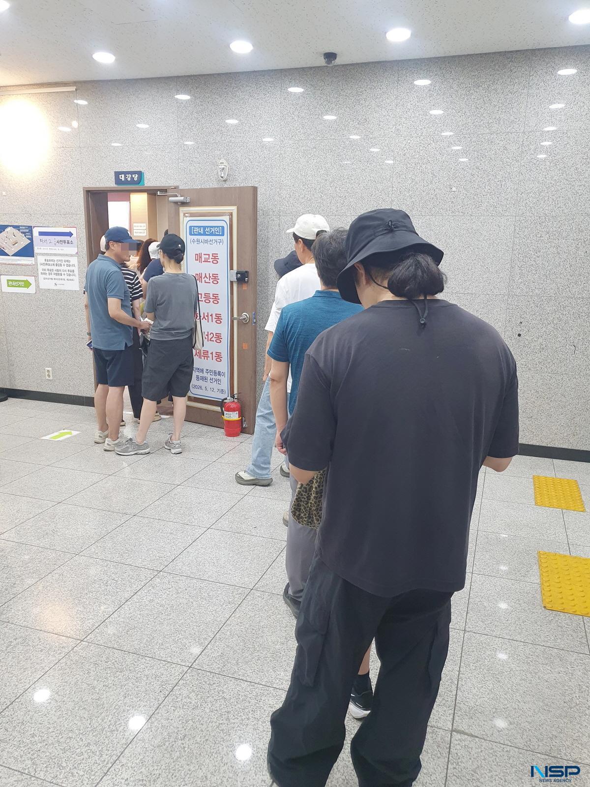 -30일 오후 경기 수원시에 위치한 사전 투표소에 투표에 참여하는 시민들이 줄을 서고 있다. (사진 = 김종식 기자)