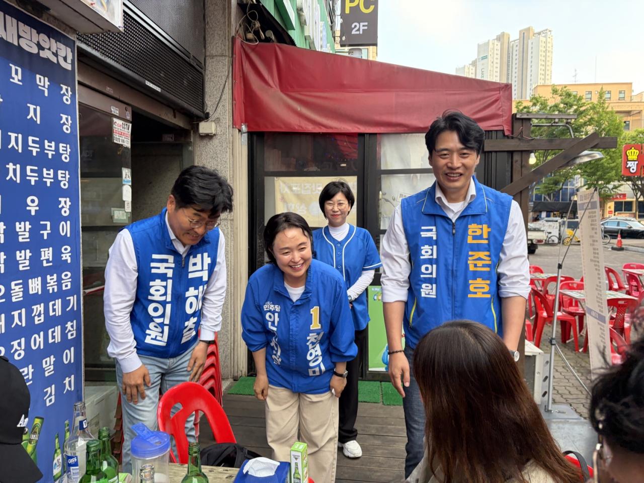 -천영미 후보(가운데)가 한준호 의원(오른쪽), 박해철 의원과 함께 지역 내 시민들을 찾아 인사를 나누며 지지를 호소하고 있다. (사진 = 천영미 안산시장 후보 캠프)