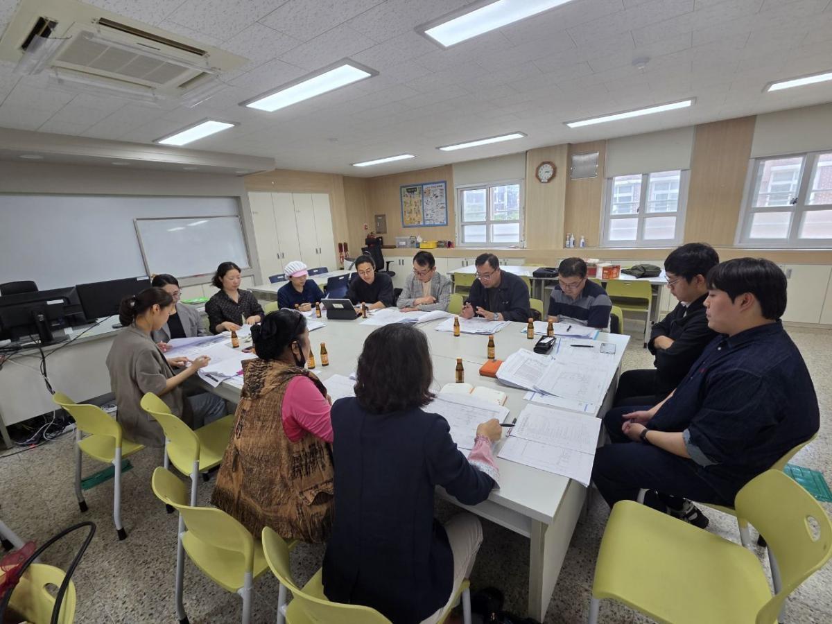 -경상북도구미교육지원청은 지난 5월 8일부터 28일까지 총 3차례에 걸쳐 원남초등학교 회의실에서 급식시설 현대화 사업 추진을 위한 업무 협의회를 개최했다. (사진 = 구미교육지원청)