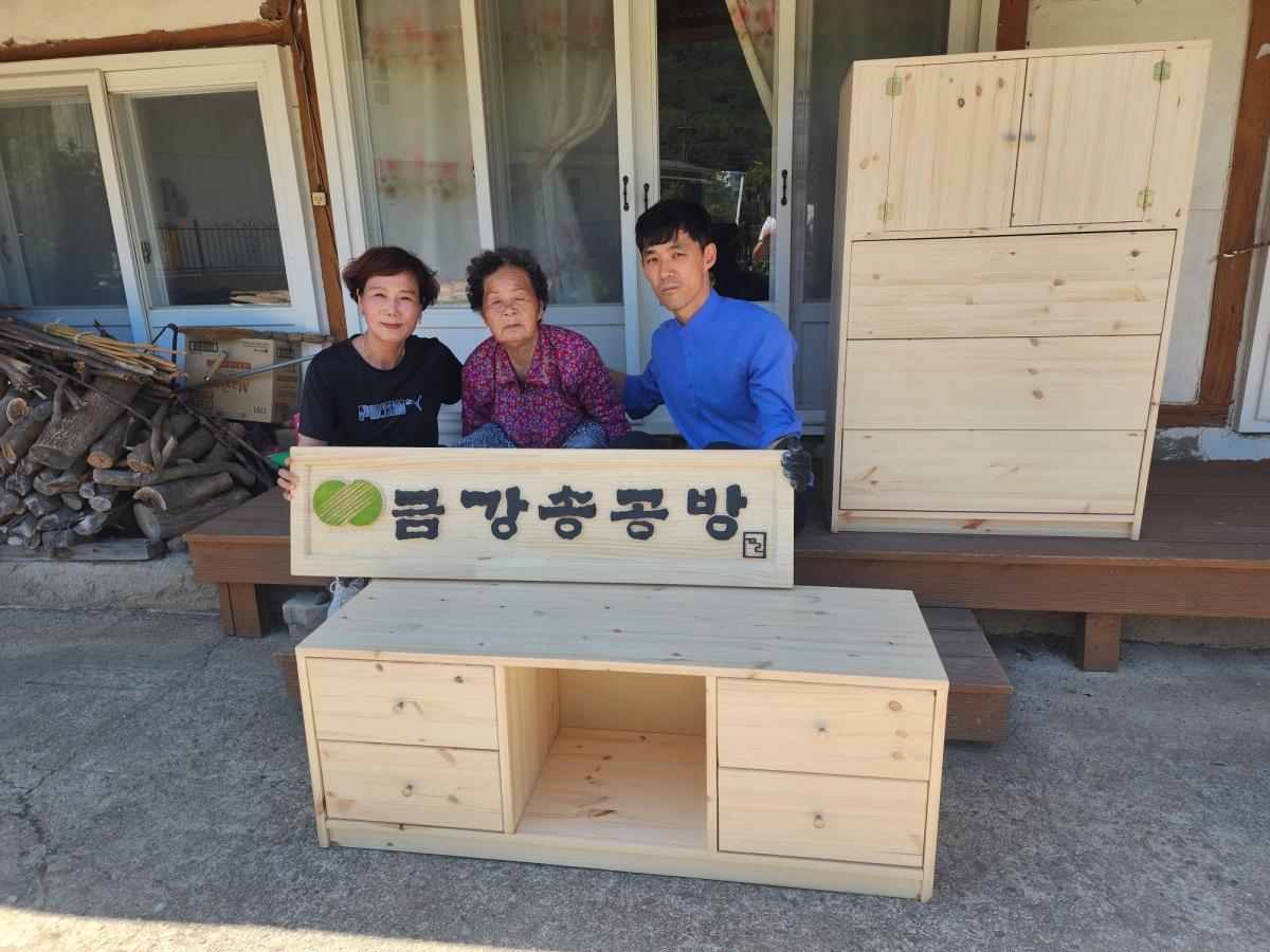 -지난 5월 30일 한국수력원자력 한울원자력본부 목공동호회 ‘금강송공방’은 회원들이 제작한 원목가구를 평해읍 취약계층에 전달했다. (사진 = 한울원자력본부)