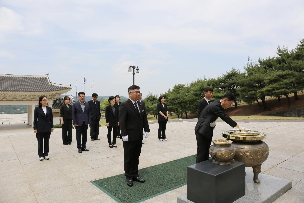 -대구경북지방병무청은 1일 호국보훈의 달을 맞아 국립영천호국원을 방문해 호국영령에 참배했다. (사진 = 대구경북지방병무청)