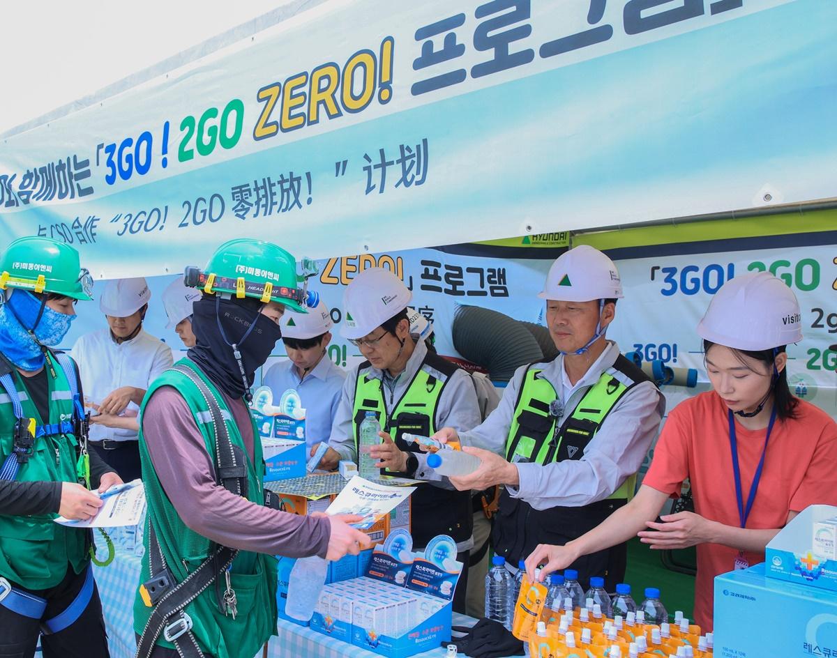 -현대건설 신재점 CSO가 온열질환 예방 프로그램의 일환으로 근로자들에게 시원한 음료와 전해질 보충제를 전달하고 있다. (사진 = 현대건설)