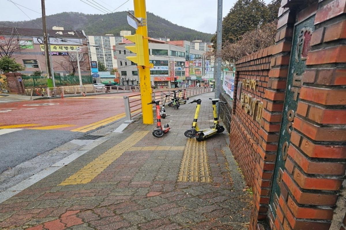 -보행자 도로위에 무단방치된 개인형 이동장치(PM) (사진 = 여수시)