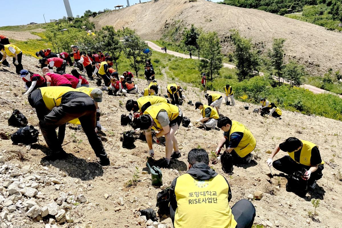 -포항대학교 GB대학사회봉사단은 지난 5월 29일 경북 영덕군 별파랑공원 일대 산불 피해 지역에서 ‘영덕 희망나무 심기 투어’ 봉사활동을 실시했다고 밝혔다. (사진 = 포항대학교)