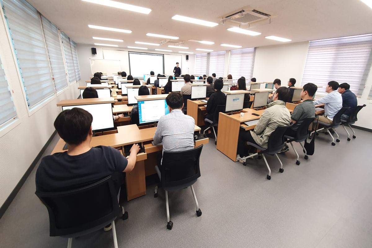 -의성군은 공공행정 분야의 AI 활용 역량을 강화하고 직원들이 생성형 AI를 실제 업무에 활용할 수 있도록 추진한 ‘전 직원 AI 활용 교육’을 성공적으로 마무리했다고 밝혔다. (사