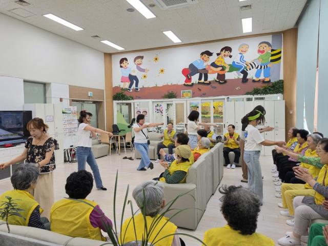 [NSP NEWS Image][시니어]광명시, 실버인지체조 자격과정 수강생 ‘지역사회 재능기부’ 봉사 전개