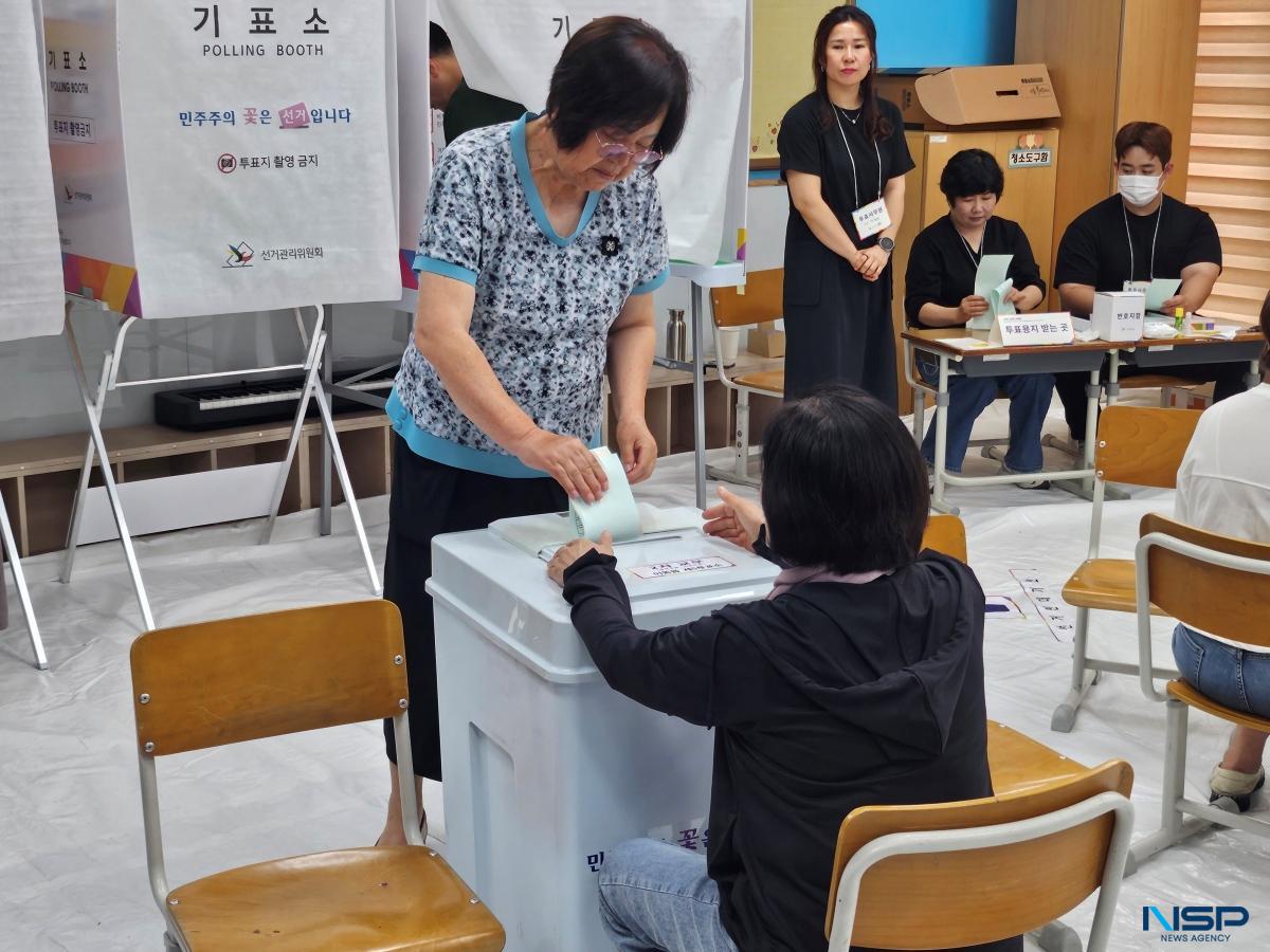 -기표한 투표 용지를 투표함에 넣고 있는 유권자 모습. (사진 = 김병관 기자)