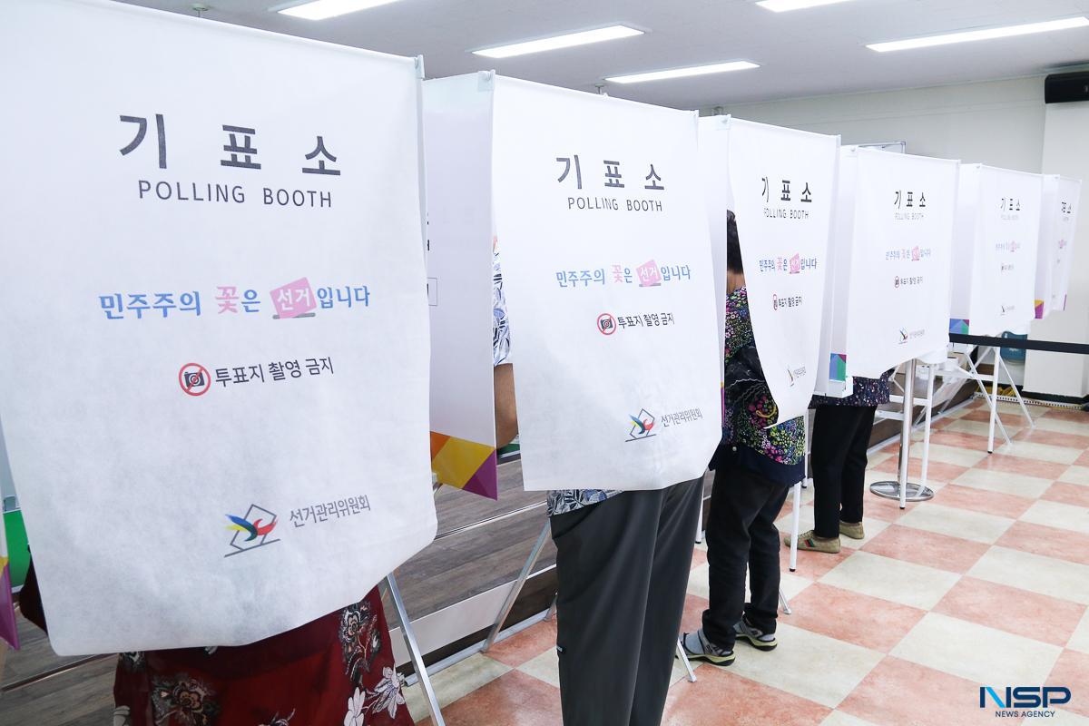 -시민들이 투표를 하고 있다. (사진 = 조현철 기자)
