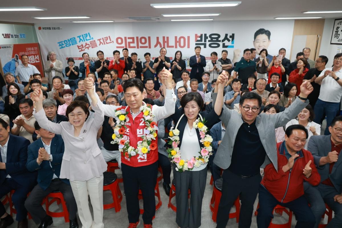-(왼쪽부터)김정재 국회의원, 박용선 포항시장 당선인, 장재필 당선인 부인, 이상휘 국회의원 (사진 = 박용선 후보캠프)