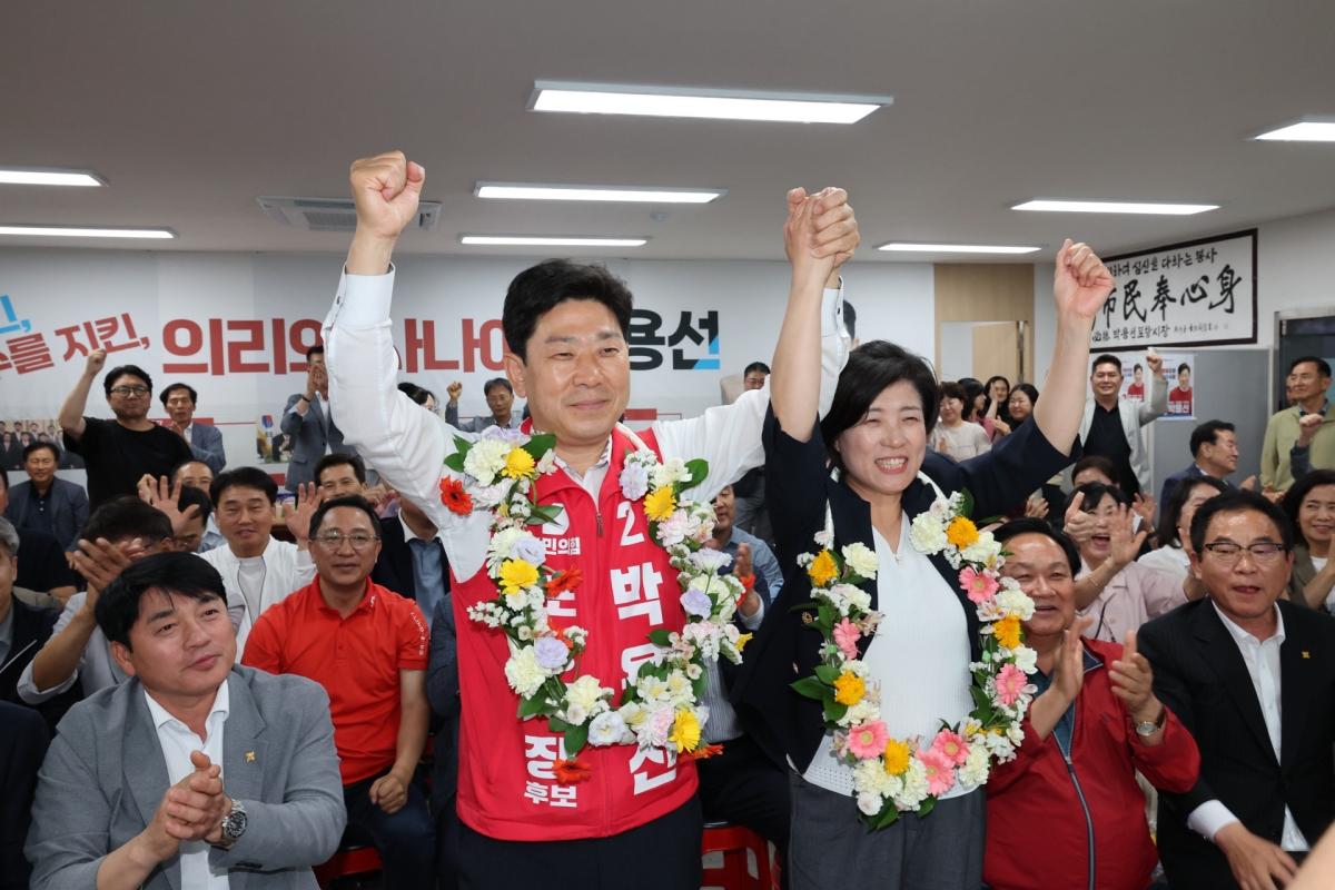 -포항시장에 당선된 박용선 후보와 부인 장재필 여사 (사진 = 박용선 후보캠프)