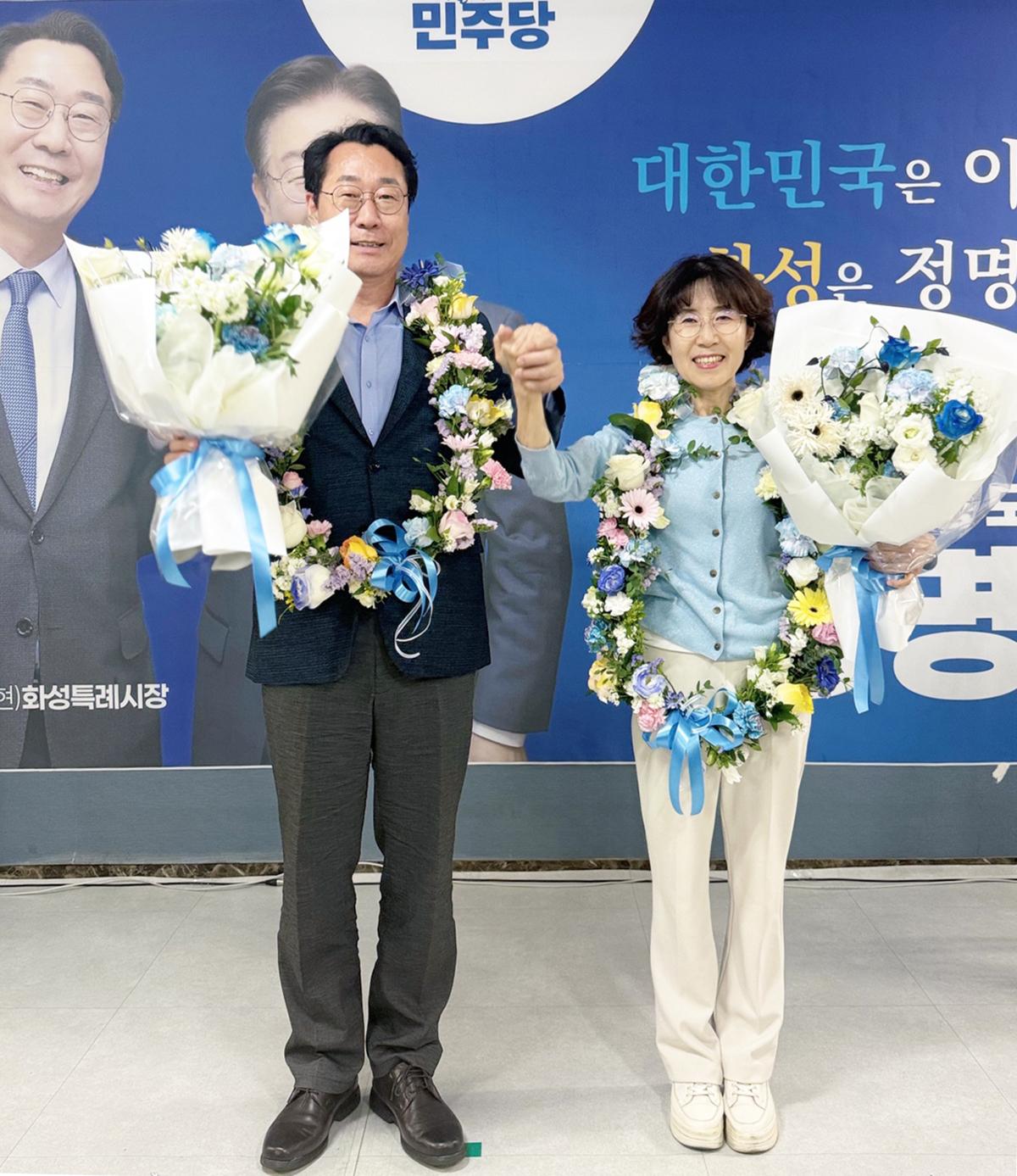 -4일 정명근 화성시장 당선인(왼쪽) 내외가 당선을 확정 짓고 기념촬영을 하고 있다. (사진 = 정명근선거캠프)