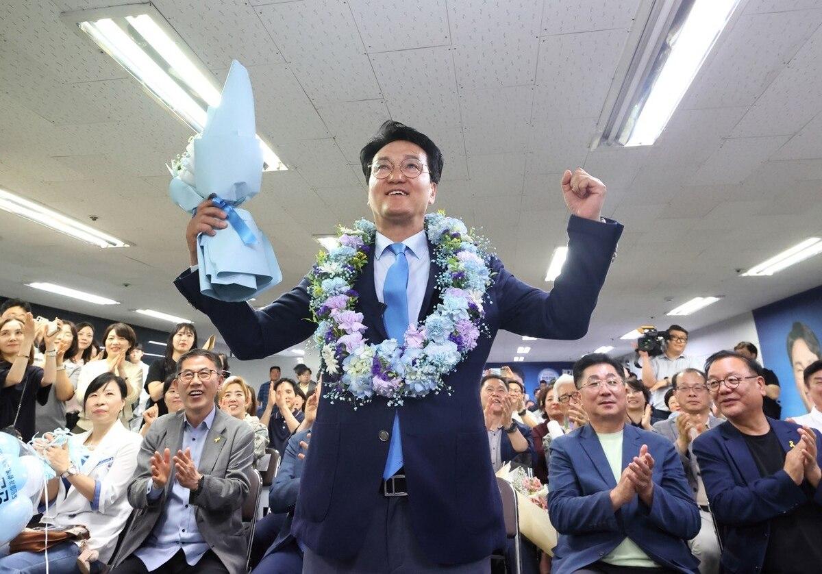 -안민석 경기도교육감 당선인이 기념촬영을 하고 있다. (사진 = 안민석선거캠프)