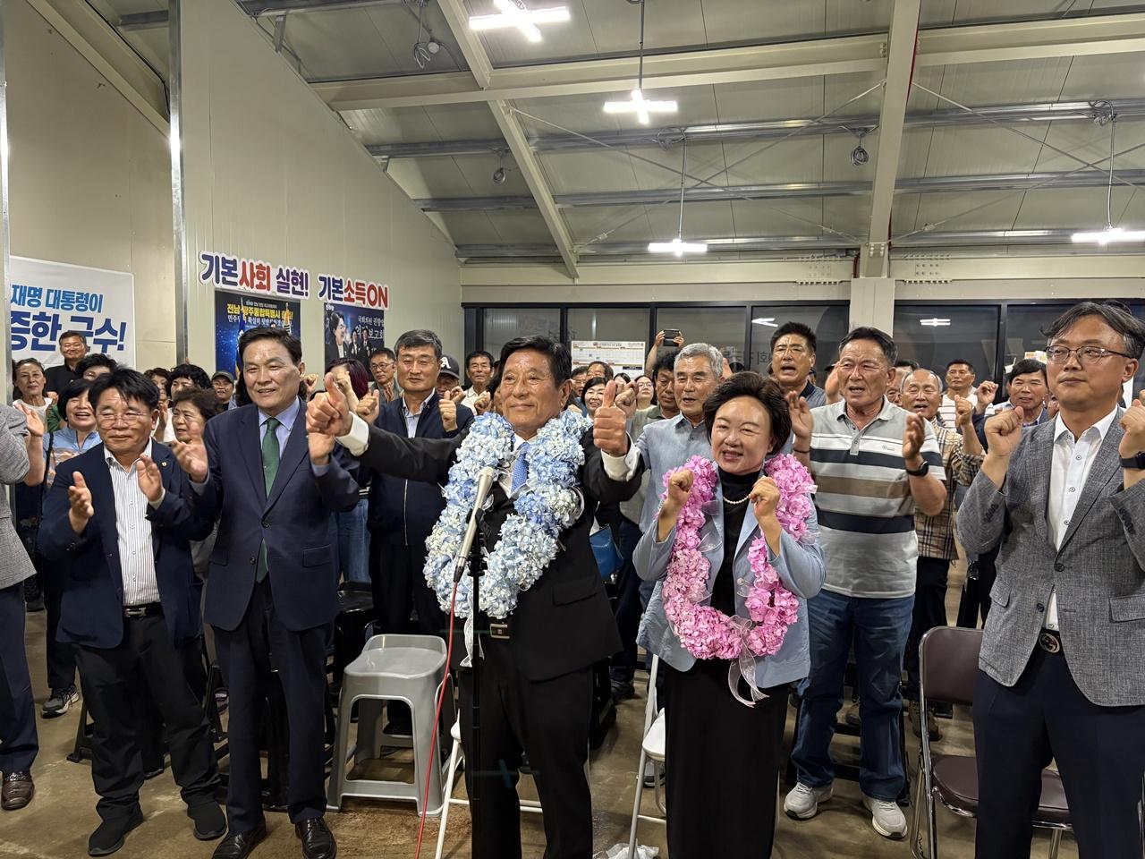 -더불어민주당 조상래 곡성군수 후보가 4일 곡성군수 재선에 성공한 뒤 지지자들의 환호에 답하고 있다. (사진 = 조상래 곡성군수 후보 선거대책사무실)