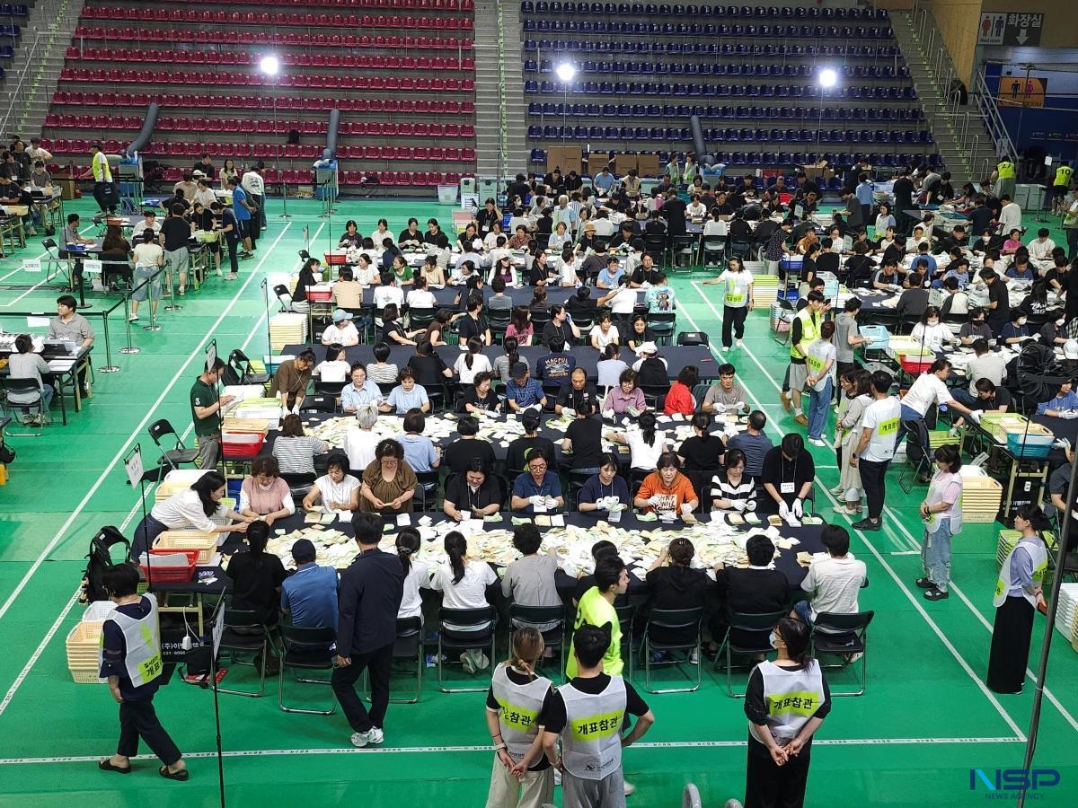 -용인시 체육관에서 개표가 진행되는 모습. (사진 = 김병관 기자)