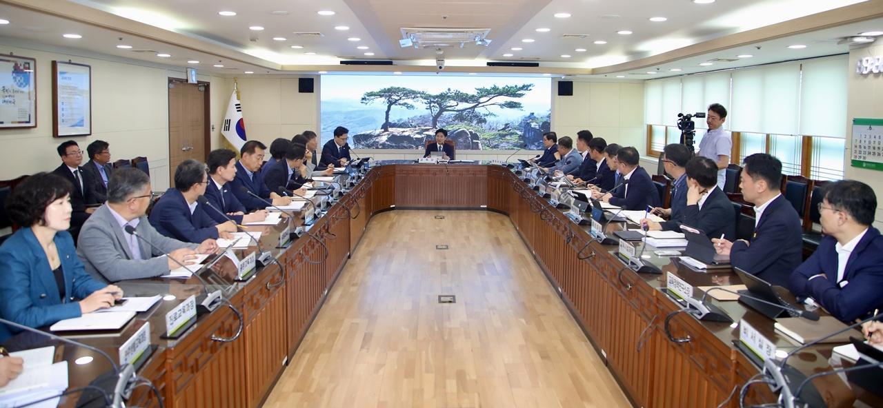 -김대중 전남도교육감이 4일 오전 청사 상황실에서 ‘전남광주통합특별시교육청’출범 준비 상황에 대해 논의하고 있다. (사진 = 전남교육청)