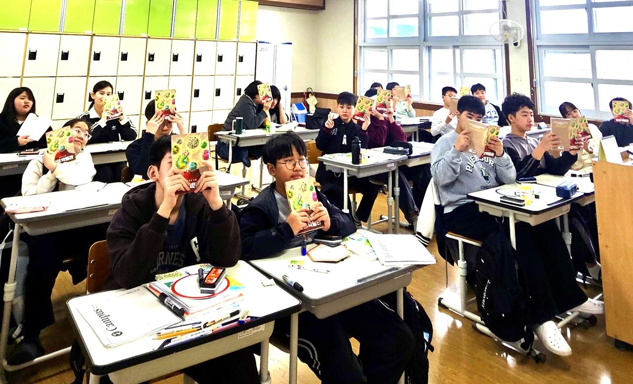 -독서활동에 참여하고 있는 학생들. (사진 = 전남교육청)