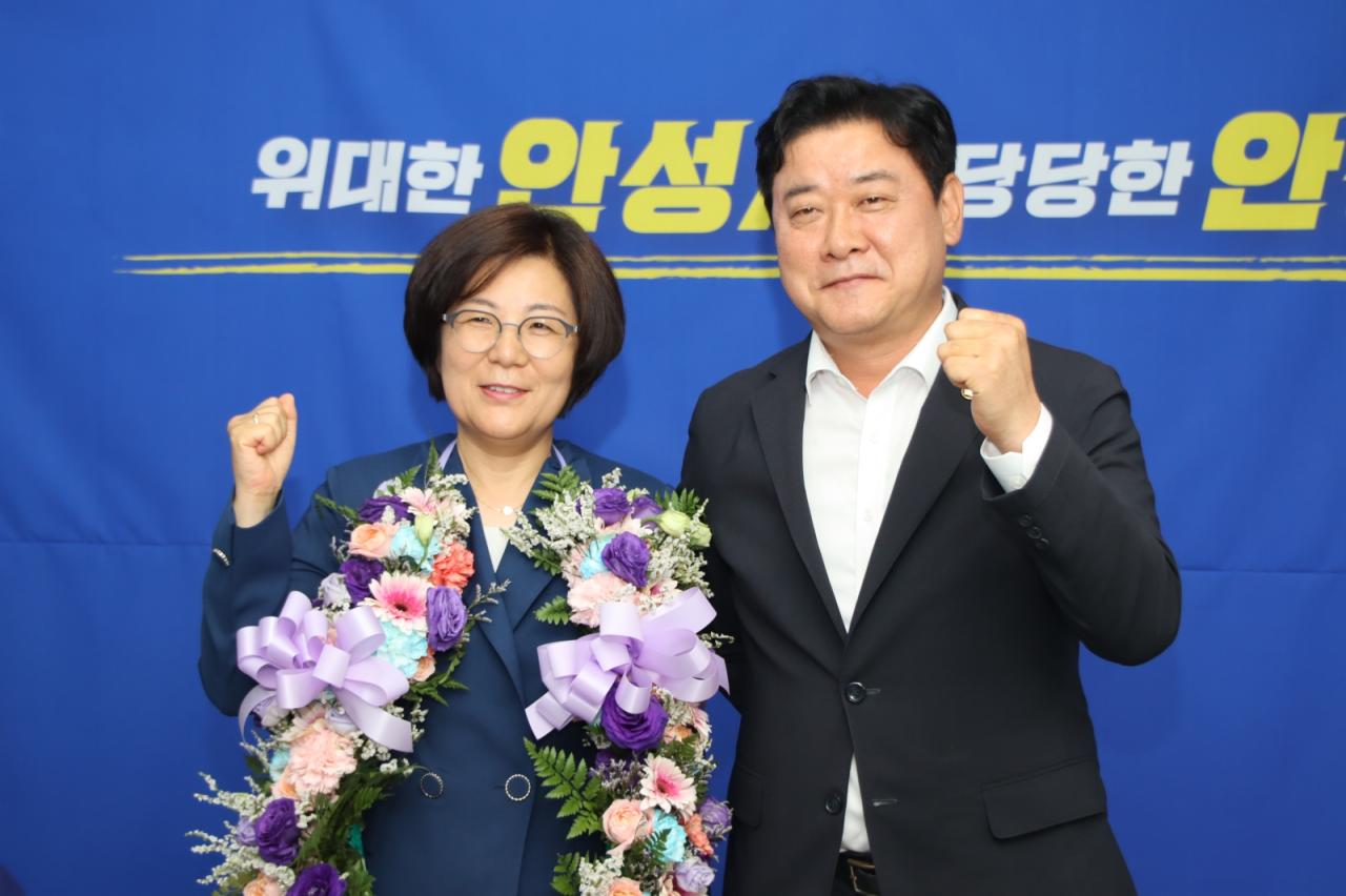-김보라 안성시장 당선인(왼쪽)이 4일 윤종군 국회의원과 당선 기념촬영을 하고 있다. (사진 = 안성시)