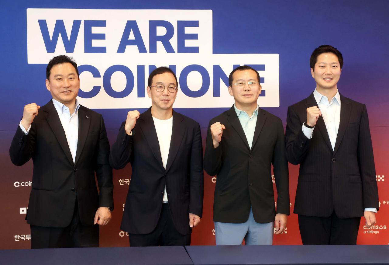-왼쪽부터 한국투자증권 김성환 대표, 컴투스홀딩스 송병준 의장, OKX 스타 쉬 창립자, 코인원 차명훈 대표가 화이팅 포즈를 취하고 있다. (사진 = 컴투스홀딩스)
