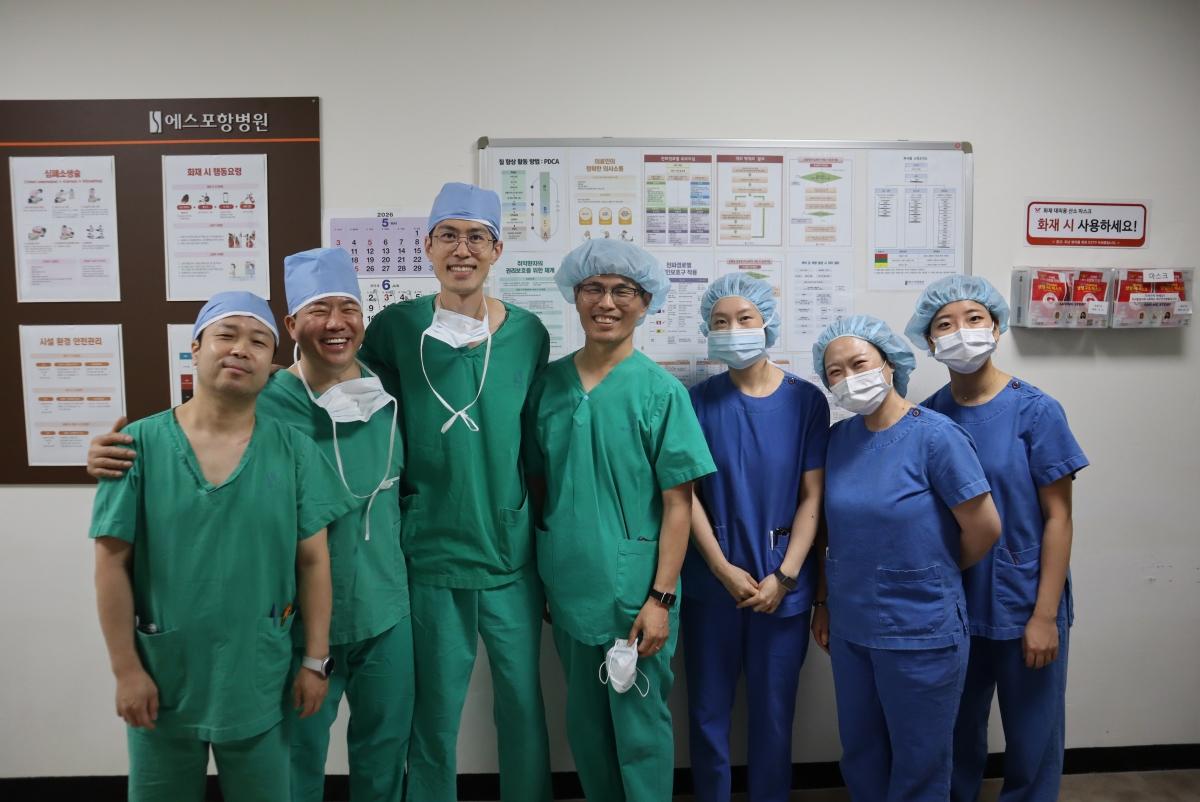 -에스포항병원은 4일 오전 홍콩 국립병원인 Tseung Kwan O Hospital의 Chin-yeung Tsang의료진이 척추 수술을 참관하며 해외 의료진과 교류를 진행했다고 밝혔