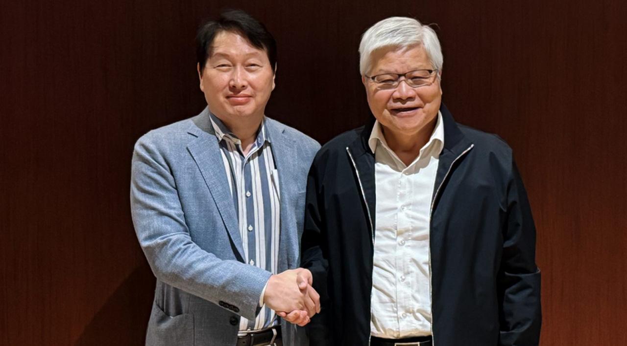 -웨이저자(C.C. Wei) TSMC 회장(오른쪽)과 만난 최태원 SK그룹 회장(왼쪽). (= SK그룹)