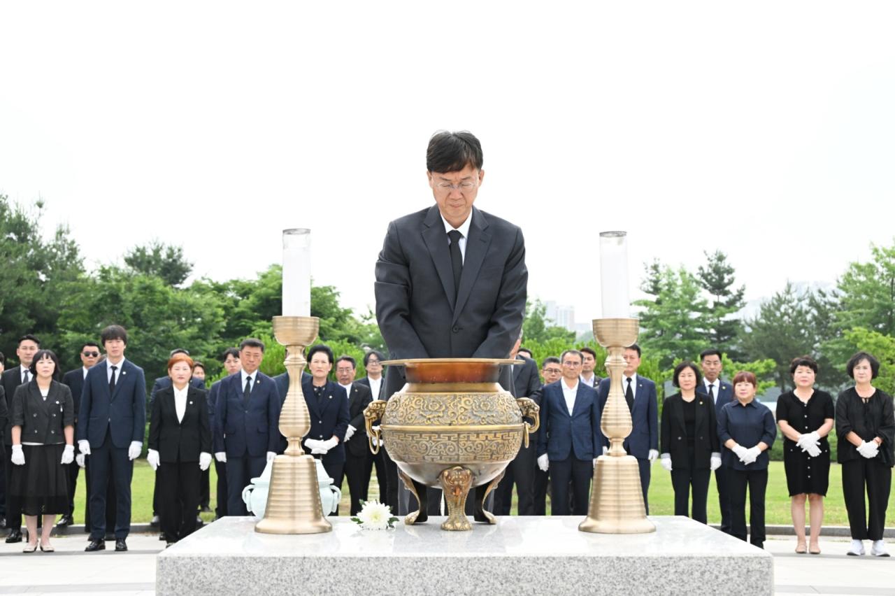 -이민근 안산시장이 4일 원곡동 현충탑을 찾아 순국선열 및 호국영령에 대한 묵념을 하고 있다. (사진 = 안산시)