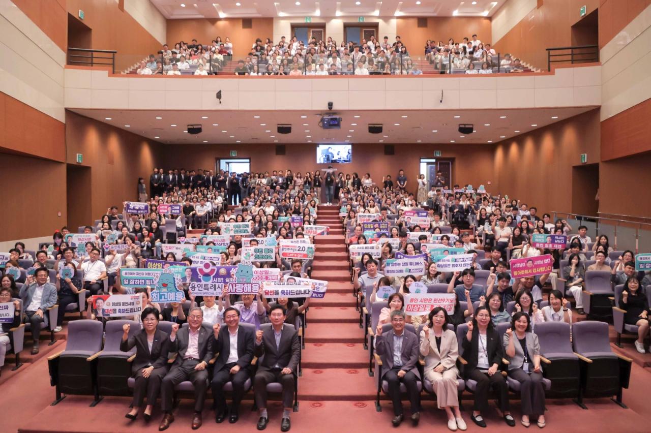 -이상일 용인특례시장이 4일 오전 직원들과 만나 인사를 나누고 감사의 뜻을 전했다. 사진은 이상일 시장이 직원들과 함께 기념촬영을 하고 있는 모습. (사진 = 용인특례시)