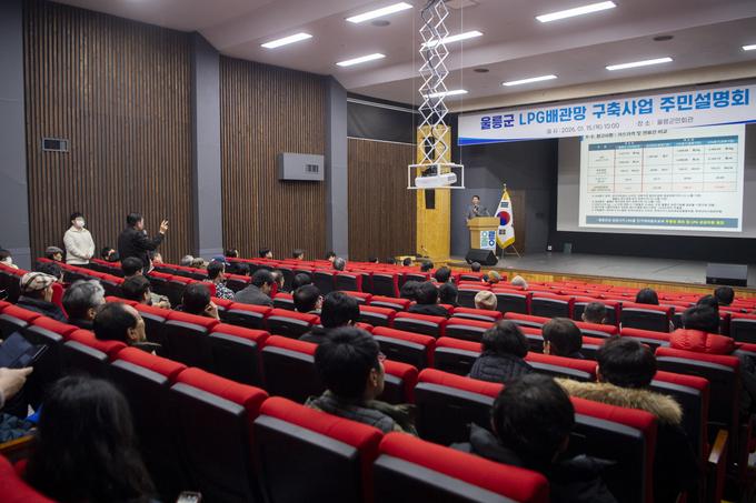 -지난 1월15일, 공사 지연 등에 대한 주민들의 원성으로 열린 울릉군 LPG 배관망 구축사업 관련 주민 설명회 당시 이자지급 등에 대해 질의응답 하고 있는 장면 (사진 = 김민정