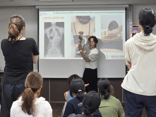 [NSP NEWS Image]원광디지털대 요가명상학과, 대전서 ‘슈로스 테라피’ 척추측만 워크숍 개최