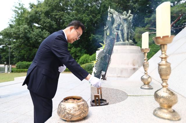 [NSP NEWS Image][오늘의 행정 일기]김성제 시장, 당선 후 첫 행보는 현충탑 참배…“의왕의 더 큰 미래 완성할 것”