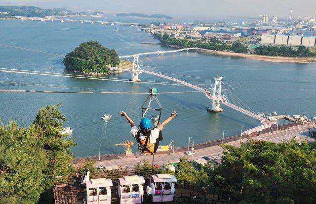 -섬진강 가로지르는 광양짚와이어 ‘섬진강별빛스카이’ (사진 = 광양시청)