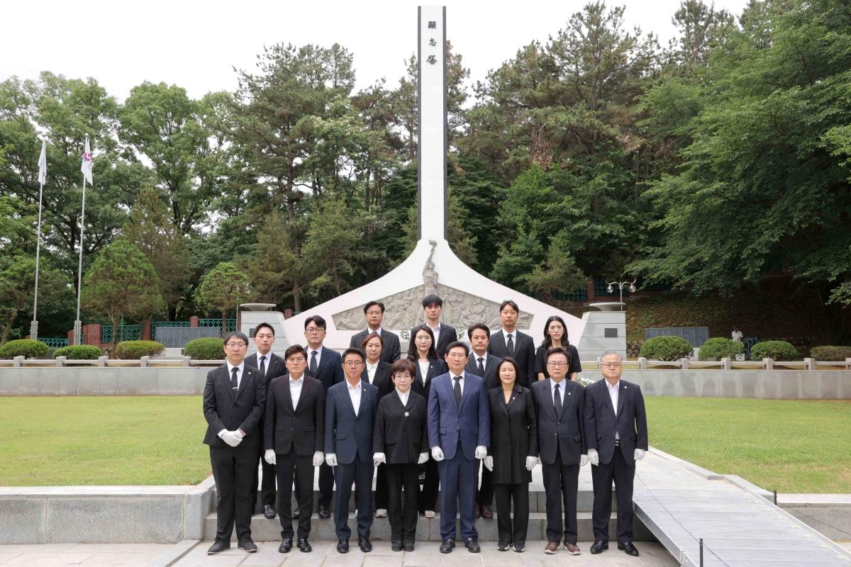 -이상일 용인특례시장이 국민의힘 소속 도·시의원 당선인들 및 시청 간부 공무원들과 현충탑 참배 후 기념촬영을 하고 있다. (사진 = 용인특례시)