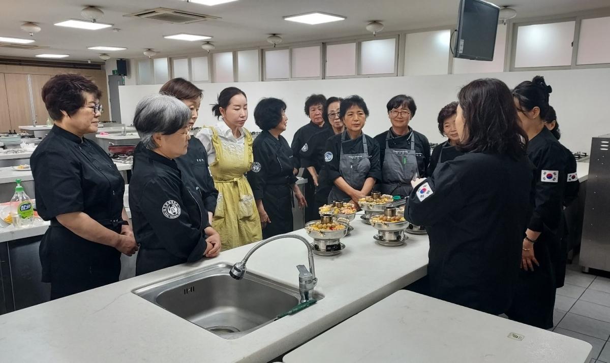 -대구공업대학교 호텔외식조리계열은 지난 5월 27일부터 6월 4일까지 RISE 사업의 일환으로 ‘왕의 식탁, 궁중음식’ 프로그램을 성공적으로 운영했다고 밝혔다. (사진 = 대구공업대