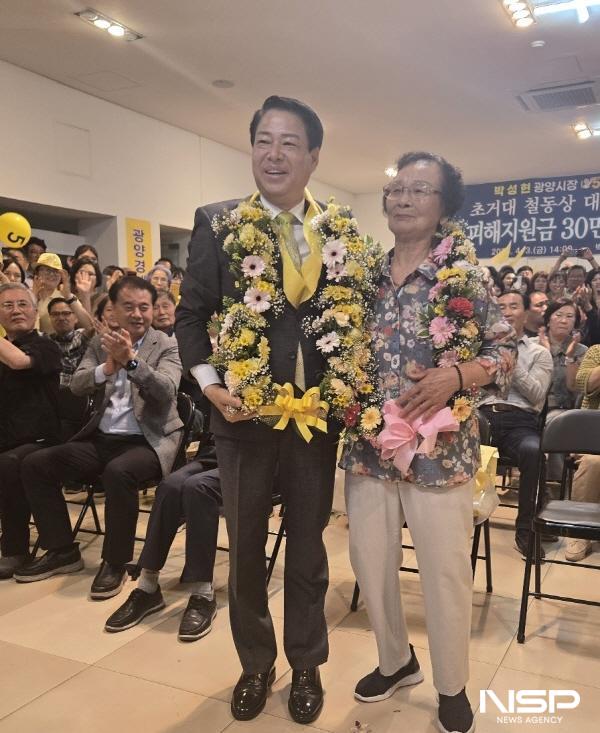 -일찍이 어머니를 여의고 옆집 어머니의 젖을 먹고 자란 박성현 당선자. 그는 이번 당선의 영광을 친어머니 만큼이나 자신을 지극정성으로 키워준 또 한 명의 어머니와 함께 나누며 뜨거운