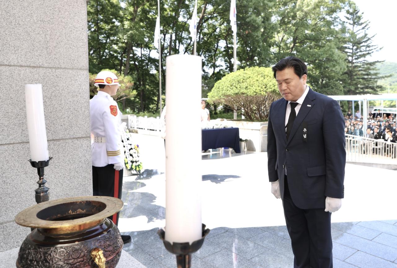 -논곡동 현충탑을 찾은 임병택 시장이 참배를 하고 있다. (사진 = 시흥시)