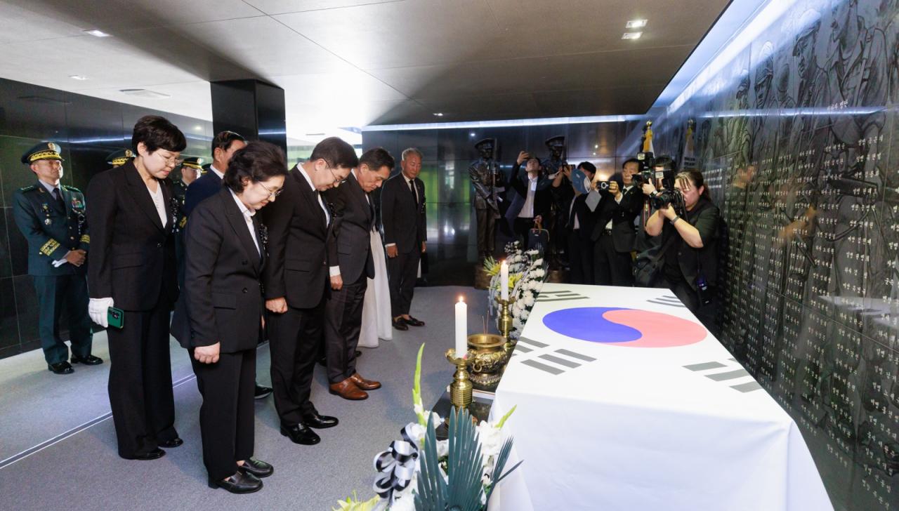 -수원특례시 현충탑에서 진행된 제71회 현충일 추념식을 마치고 김동연 경기도지사와 정우영 여사가 위패실 참배를 하고 있다. (사진 = 경기도)