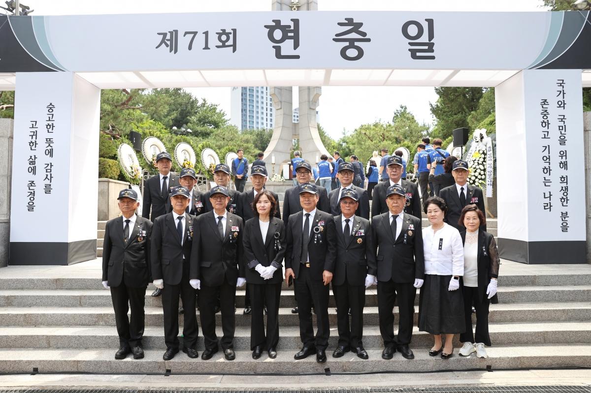 -최혜민 광명시 부시장(앞줄 왼쪽 네 번째)이 6일 오전 현충근린공원에서 열린 제71회 현충일 추념식에 참석한 대한민국 무공수훈자회 광명시지회 회원들과 기념사진을 촬영하고 있다. (