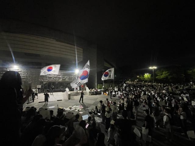 [NSP NEWS Image][사진속이야기]잠실개표소 앞 떠나지 않는 시위대…사흘째 이어진 ‘재선거’ 요구